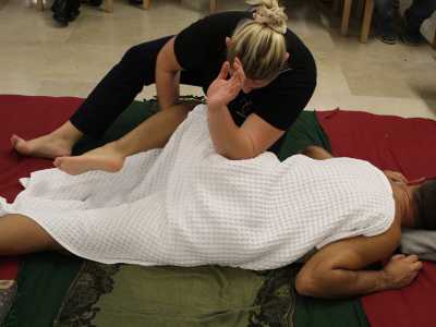 E non mancher� poi il giapponese �Shiatsu�, con le sue pressioni sostenute, costanti e perpendicolari tramite polpastrelli, piedi, ginocchia e gomiti